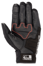 Alpinestars Honda SMX Z Drystar® handske, motorcykelhandske med kort manchet, sort med klare røde geometriske syninger på håndfladen, gedelæderkonstruktion med ruskindforstærkninger, har touchscreen-kompatible fingerspidser og Alpinestars Protects-logo på manchetten.