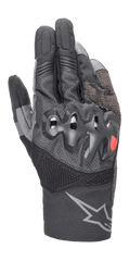 Alpinestars AMT-10 Air HDry handsker, motorcykelhandsker, sort og mørkegrå, med en bølget oversprøjtet knobeskytter med et lille rødt logo, MATRYX- og RIDEKNIT-meshpaneler til ventilation og et stort gråt stjernelogo på manchetten