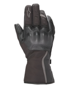 Alpinestars Stella Tourer W-7 Drystar® handsker til damer, sort, set fra bagsiden med læderdækket hård knobeskyttelse, lang touring-manchet med reflekterende detaljer, Alpinestars-logo på pegefingeren, vandtæt tekstil- og læderkonstruktion