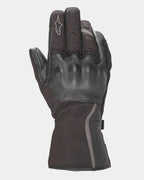 Alpinestars Stella Tourer W-7 Drystar® handsker til damer, sort, vintermotorcykelhandske i touring-stil med lang manchet, læder- og softshell-konstruktion, læderdækket hård knobeskyttelse, reflekterende sølvdetaljer og Alpinestars-logo på fingeren.