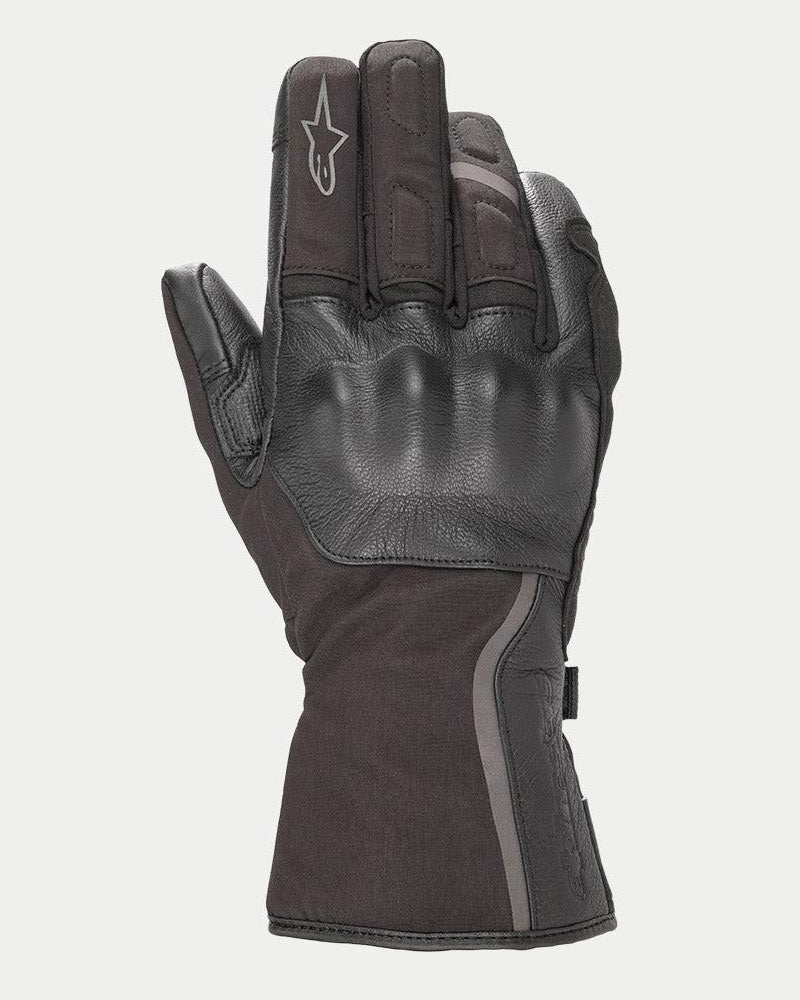 Alpinestars Stella Tourer W-7 Drystar® handsker til damer, sort, vintermotorcykelhandske i touring-stil med lang manchet, læder- og softshell-konstruktion, læderdækket hård knobeskyttelse, reflekterende sølvdetaljer og Alpinestars-logo på fingeren.