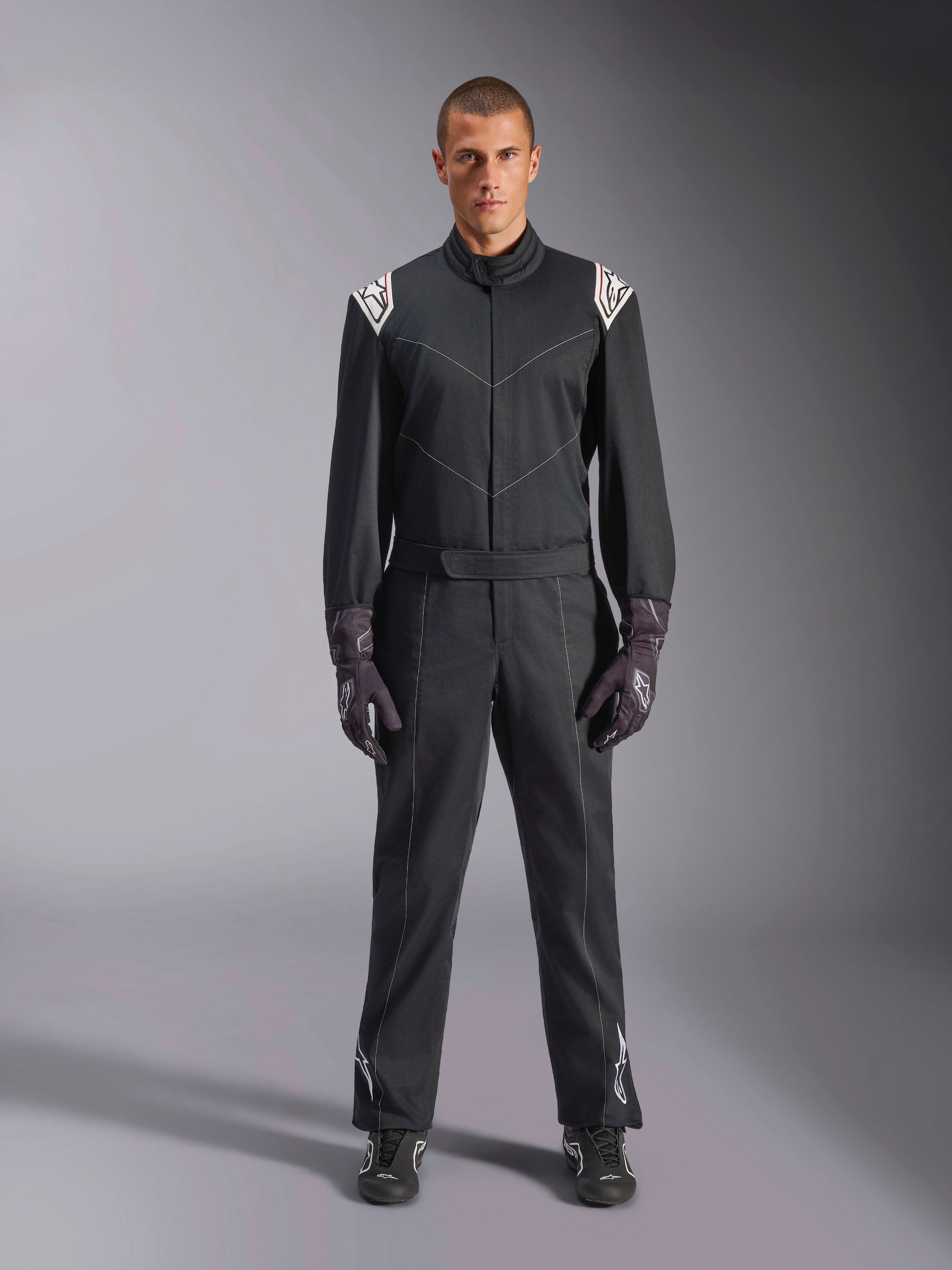 Alpinestars Kart Indoor V2 Suit, heldragt til karting, sort, med hvide Astars-logoer på skuldrene og underbenene, justerbart taljebælte og ergonomisk krave, designet til rekreativ indendørs karting