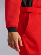 Alpinestars Kart Indoor V2 Suit, rød kartingdragt, nærbillede der viser sort strikket håndledsmanchet, justerbart taljebælte og slidstærkt enkeltlags twill-materiale