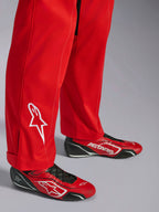 Alpinestars Kart Indoor V2 Køredragt, rød, detalje af underbenet med hvidt broderet stjernelogo, båret med matchende røde og sorte kartingsko, enkeltlags poly-bomuldstwill til rekreativ racing