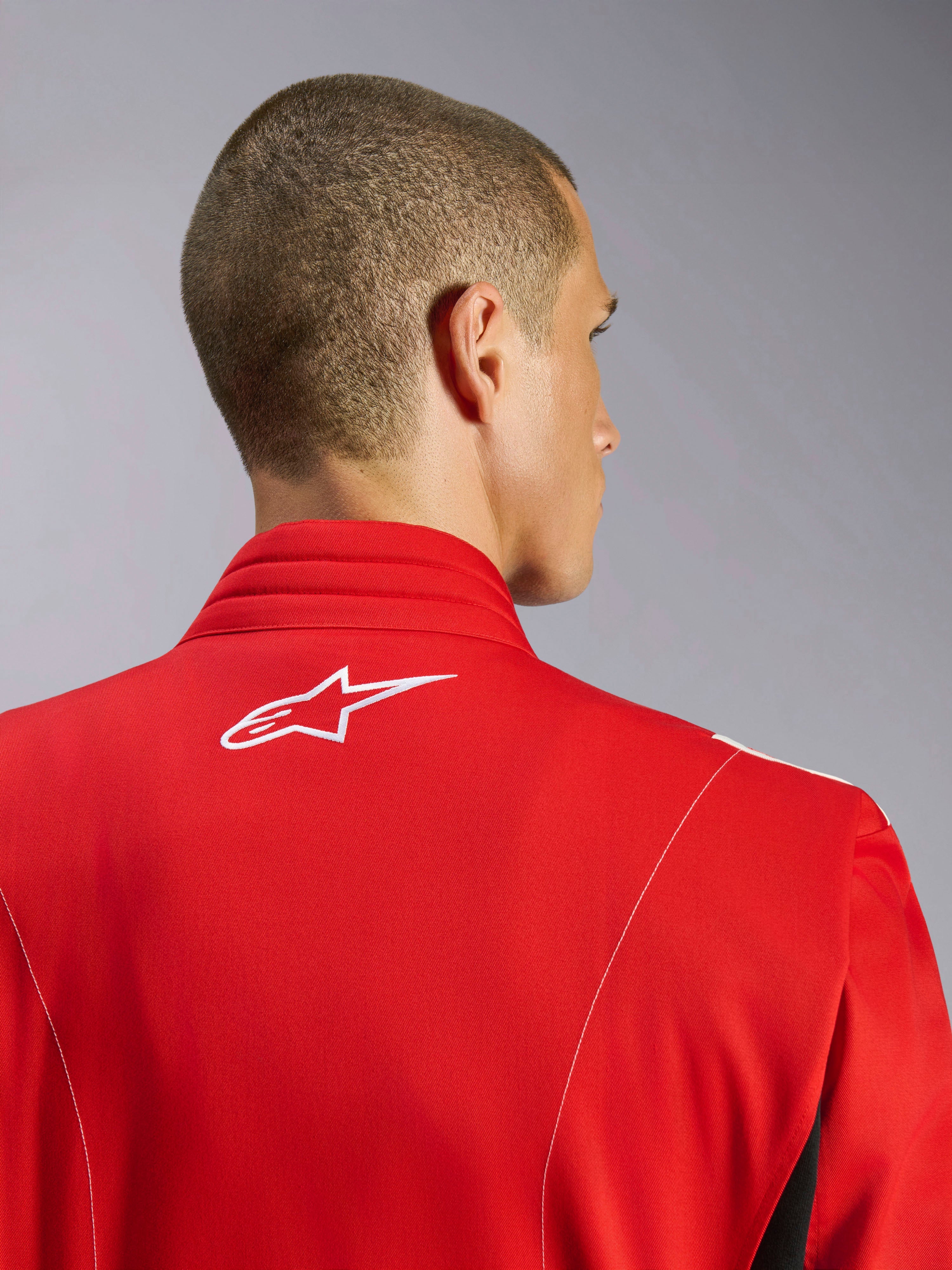 Alpinestars Kart Indoor V2 Suit, rød, nærbillede af det øverste ryg- og halsområde, der viser et hvidt broderet logo og kontrastsyninger, ergonomisk kravedesign til karting