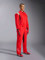 Alpinestars Kart Indoor V2 Suit, rød kartingdragt, båret af en model med matchende røde og sorte handsker og sko, med hvide logoer på skuldre og underben, sorte detaljer, designet til rekreativ karting og indendørsbaner