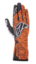 Alpinestars Tech-1 K Race V2 Vertical handsker, karting racinghandsker, orange fluo og sort, indviklet sort labyrint-agtigt geometrisk mønster, hvidt Alpinestars-logo på håndryggen og pegefingeren, ASTARS-branding på siden af håndleddet, letvægts åndbart mesh-design