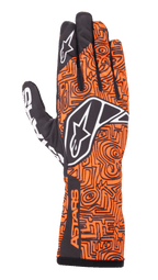 Alpinestars Tech-1 K Race V2 Vertical handsker, karting racinghandsker, orange fluo og sort, indviklet sort labyrint-agtigt geometrisk mønster, hvidt Alpinestars-logo på håndryggen og pegefingeren, ASTARS-branding på siden af håndleddet, letvægts åndbart mesh-design