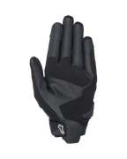 Alpinestars SP X 3 handsker, sort-hvide motorcykelhandsker, set fra håndfladen, viser perforeret læder for ventilation, syntetiske læderoverlejringer for forbedret greb og holdbarhed, forstærkede slagzoner og kort manchet-design med et hvidt Alpinestars-logo på trækstroppen.