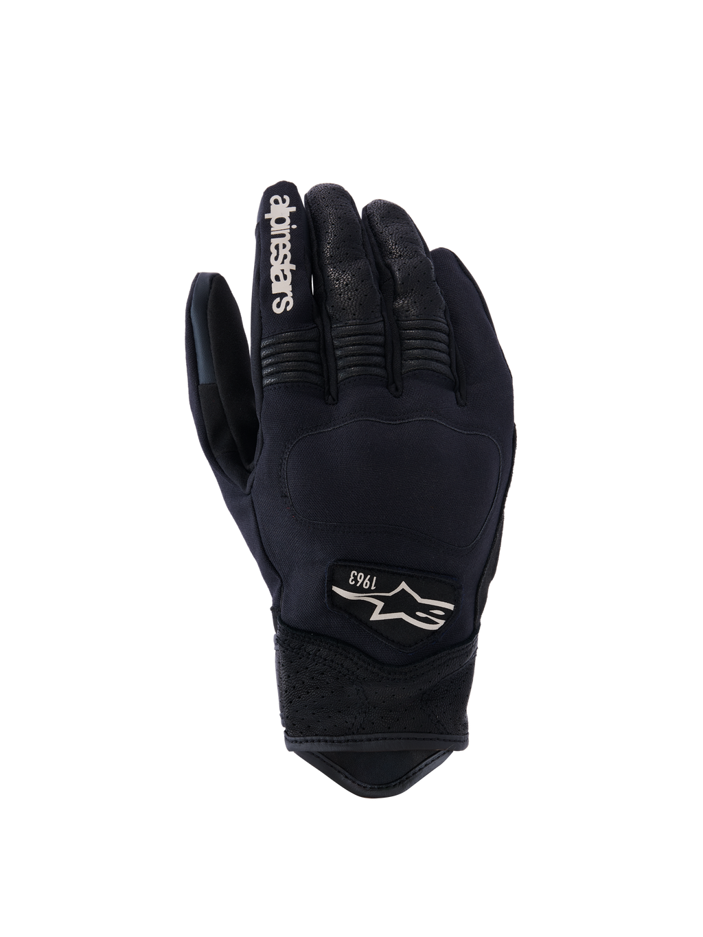 Alpinestars Tracker handsker, motorcykelhandsker, sort, set fra håndryggen med stretch-tekstilkonstruktion, perforerede læderdetaljer på fingre og håndled, hvid branding på pegefingeren, Alpinestars-logo med 1963 på håndryggen, polstret knoområde, kort manchet og urbant design