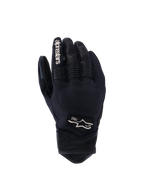 Alpinestars Tracker handsker, motorcykelhandsker, sort, set fra håndryggen med stretch-tekstilkonstruktion, perforerede læderdetaljer på fingre og håndled, hvid branding på pegefingeren, Alpinestars-logo med 1963 på håndryggen, polstret knoområde, kort manchet og urbant design