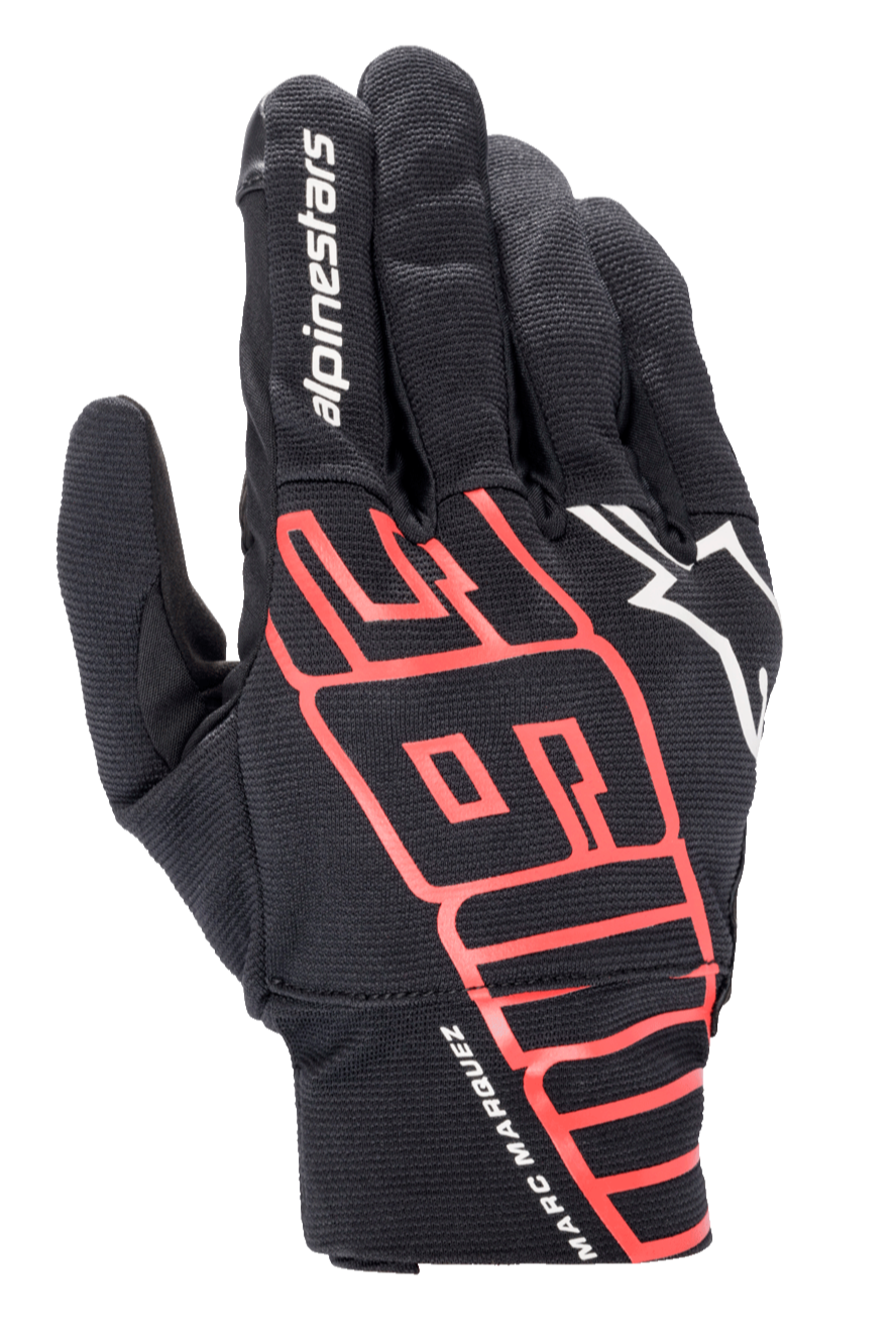 Alpinestars Aragon-handske, urban motorcykelhandske, sort og klar rød, med stor stiliseret MM93-grafik og Marc Marquez-signatur på håndleddet, hvidt Alpinestars-logo, konstruktion i strækbart tekstil for letvægtsåndbarhed