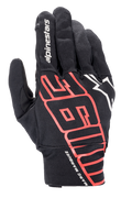 Alpinestars Aragon-handske, urban motorcykelhandske, sort og klar rød, med stor stiliseret MM93-grafik og Marc Marquez-signatur på håndleddet, hvidt Alpinestars-logo, konstruktion i strækbart tekstil for letvægtsåndbarhed