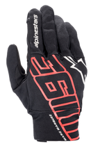 Alpinestars Aragon-handske, urban motorcykelhandske, sort og klar rød, med stor stiliseret MM93-grafik og Marc Marquez-signatur på håndleddet, hvidt Alpinestars-logo, konstruktion i strækbart tekstil for letvægtsåndbarhed