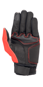Alpinestars Aragon-handske i klar rød og sort, set fra håndfladen med konstruktion i syntetisk ruskind, røde kontrastsyninger, labyrintmønstret varmestempel på fingre og håndflade samt en sort webbing-håndledsrem.