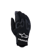 Alpinestars Manti Air handsker, motorcykelhandsker, sort, med åndbart mesh og tekstureret honeycomb-knobeskyttelse, hvidt Alpinestars-logo og tekst på håndleddet, letvægtsdesign til sommerens adventure-kørsel