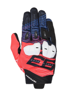 Alpinestars MM93 Spx 1 handsker, motorcykelracerhandsker, rød, blå og sort, hvid knobeskyttelse, fremtrædende 93 Marc Marquez-grafik, tekstureret tekstil med sorte fingerslidere, sporty racerdesign med Alpinestars-branding på håndleddet