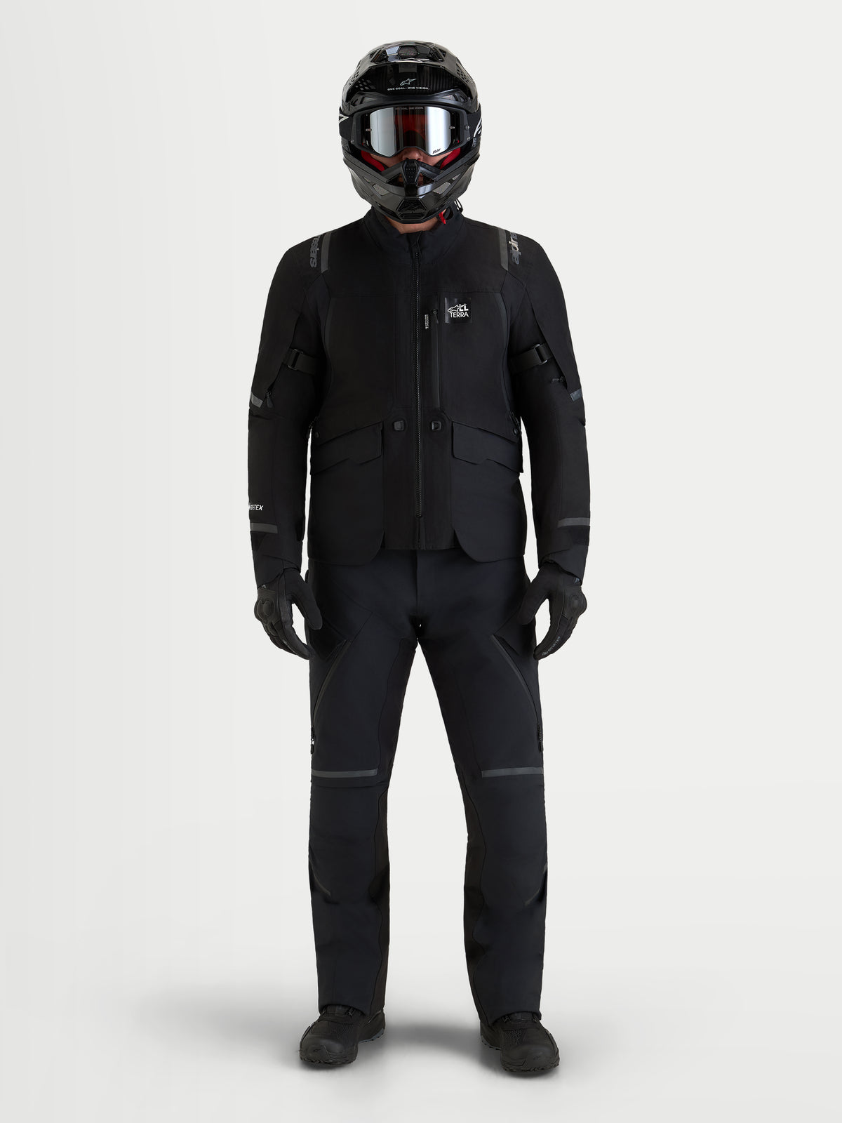 Alpinestars St-7 V2 2L Gore-Tex jakke, sort vandtæt adventure-motorcykeljakke med direkte ventilation og matchende sorte kørebukser, båret med en hjelm