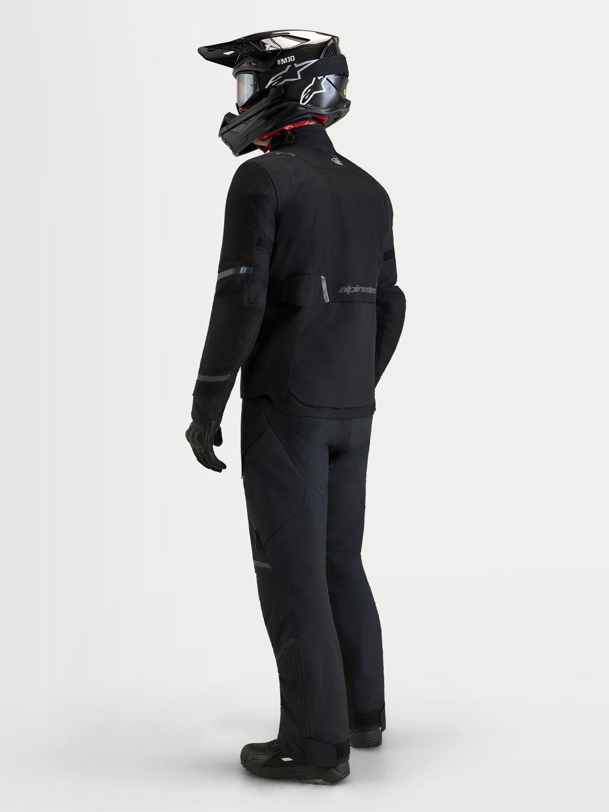 Alpinestars St-7 V2 2L Gore-Tex jakke, herre adventure-motorcykeljakke i sort, vist på model set bagfra med GORE-TEX lamineret skal og CE-certificeret beskyttelse