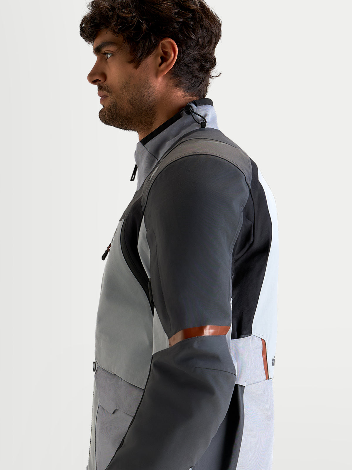 Alpinestars St-7 V2 2L Gore-Tex jakke, herre-adventuremotorcykeljakke i mellemgrå, mørkegrå og sort, sidoprofil der viser vandtæt tekstilkonstruktion og ergonomisk krave, båret af mandlig model