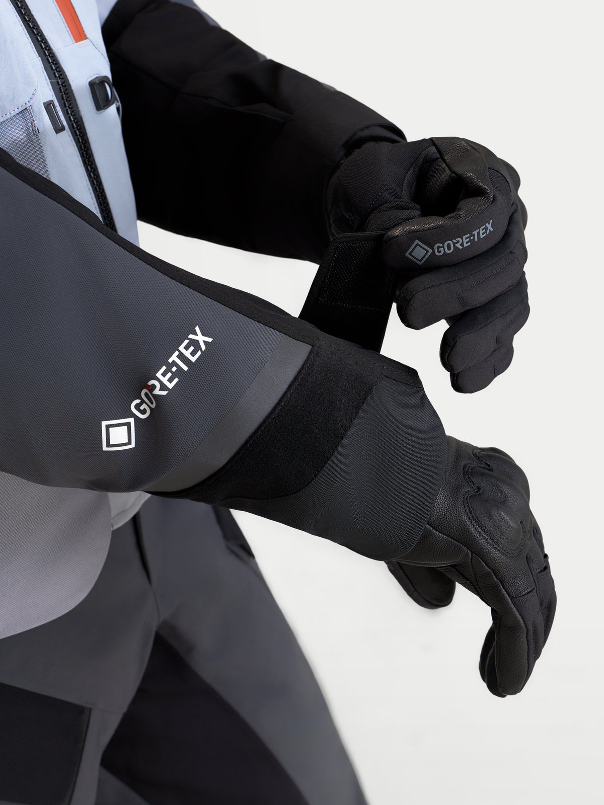 Alpinestars St-7 V2 2L Gore-Tex jakke, herre adventure-motorcykeljakke, detalje af manchet der viser GORE-TEX-branding, mørkegrå, isgrå og sort, vandtæt tekstilkonstruktion med justerbar håndledslukning