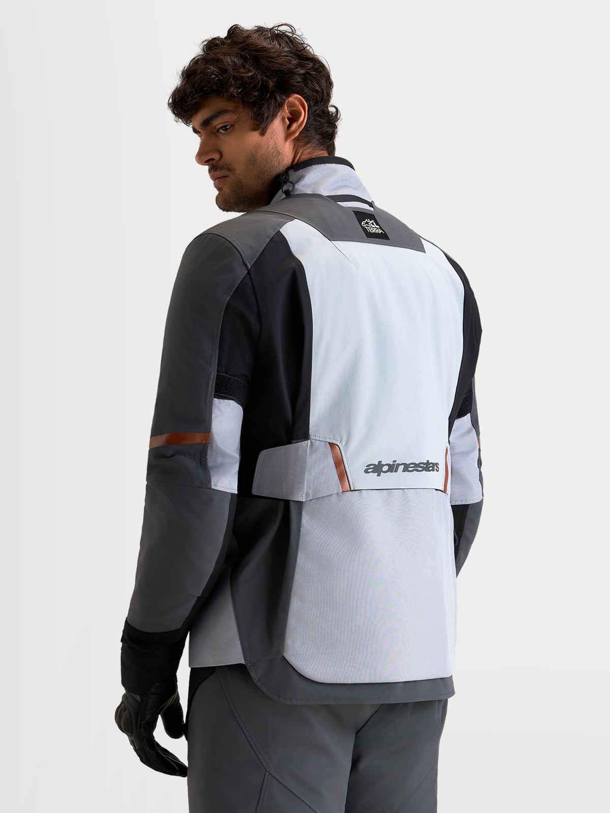 Alpinestars St 7 V 2 2 L Gtx Jk, herre-adventuremotorcykeljakke i mellemgrå, mørkegrå og sort, set bagfra med vandtæt Gore-Tex-konstruktion og Alpinestars-branding