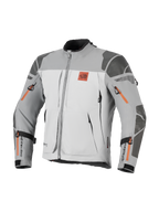 Alpinestars Nazca 3L GORE-TEX PRO jakke, adventure motorcykeljakke, mørkegrå og mellemgrå med orange lynlåsdetaljer, med All Terra-logo på brystet, Superfabric-forstærkninger på skuldre og albuer, flere ventilationsåbninger med lynlås, robust touringdesign