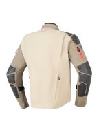 Alpinestars Nazca 3L GORE-TEX PRO Jakke, Walnut Rock Brown, set bagfra med sandfarvet rygpanel og brune ærmer med mørkegrå forstærkninger på skuldre og albuer, røde lynlåse og logo-accenter, holdbart adventure-motorcykeludstyr til touring