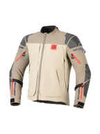 Alpinestars Nazca 3L GORE-TEX PRO-jakke, Walnut Rock Brown, adventure-motorcykeljakke, beige og lysebrun farveopdeling, grå teksturerede forstærkninger på skuldre og albuer, klare røde lynlåsdetaljer, rødt 'ALL TERRA'-logo på brystet, sort Alpinestars-logo på underarmene, slidstærk tekstilkonstruktion