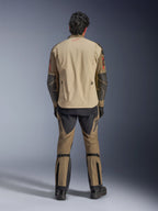 Alpinestars Nazca 3L GORE-TEX PRO Jakke i Walnut Rock Brown, set bagfra på kører, viser Superfabric-forstærkninger på albuerne og bageste ventilationslynlåse, båret med matchende adventure-bukser, sorte støvler og handsker, robust teknisk køreudstyr til ekstrem adventure.
