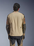Alpinestars Nazca 3L GORE-TEX PRO Jakke, set bagfra, Walnut Rock Brown, adventure motorcykeljakke med rødt Astars-logo i nakken og røde lynlåsdetaljer på armene, med Superfabric-forstærkninger på albuerne.