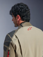 Alpinestars Nazca 3L GORE-TEX PRO jakke, Walnut Rock Brown adventurejakke, nærbillede af ryggen og skulderen, rødt stjernelogo i nakken, grå teksturerede forstærkningspaneler, slidstærk tekstilkonstruktion til motorcykelkørsel