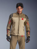 Alpinestars Nazca 3L GORE-TEX PRO Jakke, adventure-motorcykeljakke til touring, Walnut Rock Brown og beige med røde detaljer, med sorte Superfabric-skulderforstærkninger og røde lynlåse på ærmerne, båret af rytter med matchende udstyr, premium teknisk adventure-overtøj
