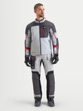 Alpinestars Arenis Gore-Tex® gear set, herre adventure-motorcykeljakke og -bukser i lysegrå, mørkegrå og rød, set forfra på model iført vandtæt køretøjseret udstyr