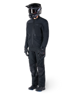 Motorcyklist iført Alpinestars St-7 Prime GORE-TEX-jakke i sort, koordineret adventure touring-outfit med matchende sorte bukser, sort hjelm med goggles og handsker, med et strømlinet og funktionelt design til ydeevne i al slags vejr.
