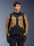 Alpinestars ST-7 2L GORE-TEX jakke, motorcykeljakke til adventure touring, Gobi Brown og sort med orange detaljer, båret af en mandlig model, med Exploration Equipment-branding og GORE-TEX-teknologi, slidstærkt vandtæt køreudstyr