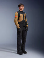 Alpinestars ST-7 2L GORE-TEX-jakke, motorcykeljakke, Gobi Brun og Sort, båret af en model med matchende sorte bukser og handsker, med brune paneler på brystet og ærmerne, sorte tekniske detaljer og orange branding, adventure-touring motorcykeludstyr.