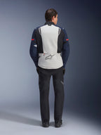 Alpinestars ST-7 2L GORE-TEX jakke, rygvisning af en kører iført en adventure touring-motorcykeljakke i Ice Gray, mørkeblå og sort, med et stort rygpanel med Alpinestars-logo og matchende sorte bukser, designet til kørsel i alt slags vejr.