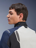 Alpinestars ST-7 2L GORE-TEX-jakke, nærbillede i profil af ryg- og halsområdet, Ice Gray, Dark Blue og sort, med justerbar krave med elastiksnøre og Tech-Air-branding, premium adventure touring-motorcykeljakke.