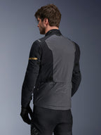 Alpinestars ST-7 2L GORE-TEX jakke, motorcykeljakke, mørkegrå, sort og mørk khaki, bagfra viser stort gråt rygpanel med diskret branding, sorte ærmer med guldfarvede khaki-detaljer, eventyrklart vandtæt tekstildesign