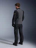 Alpinestars ST-7 2L GORE-TEX-jakke, adventure touring-udstyr, mørkegrå og sort med mørke khaki-detaljer, set bagfra af en kører iført jakken og matchende motorcykelbukser, vandtæt lamineret konstruktion