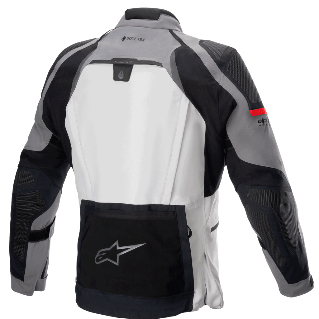 Alpinestars Boulder GORE-TEX jakke, set bagfra, mørkegrå og isgrå, teknisk adventure touring motorcykeljakke med stort lysegråt rygpanel, sort nederste utility-lomme med Alpinestars stjerne-logo, GORE-TEX-branding på den øverste del af ryggen og holdbar multi-materiale konstruktion.