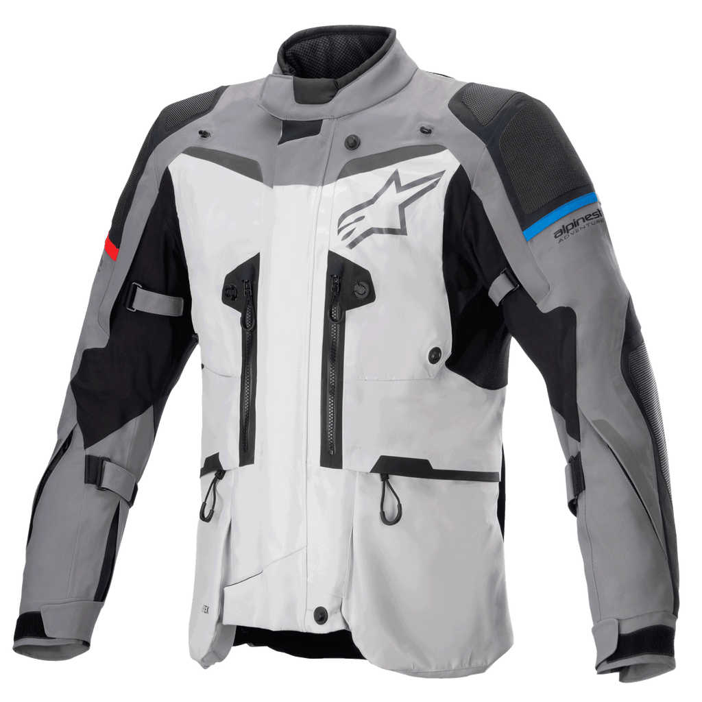 Alpinestars Boulder GORE-TEX-jakke, adventure touring motorcykeljakke, mørkegrå og isgrå, med flere ventilationslynlåse, forstærkede skulder- og albuepaneler med blå og røde detaljer, stort Alpinestars-logo på brystet, højtydende vandtæt teknisk udstyr