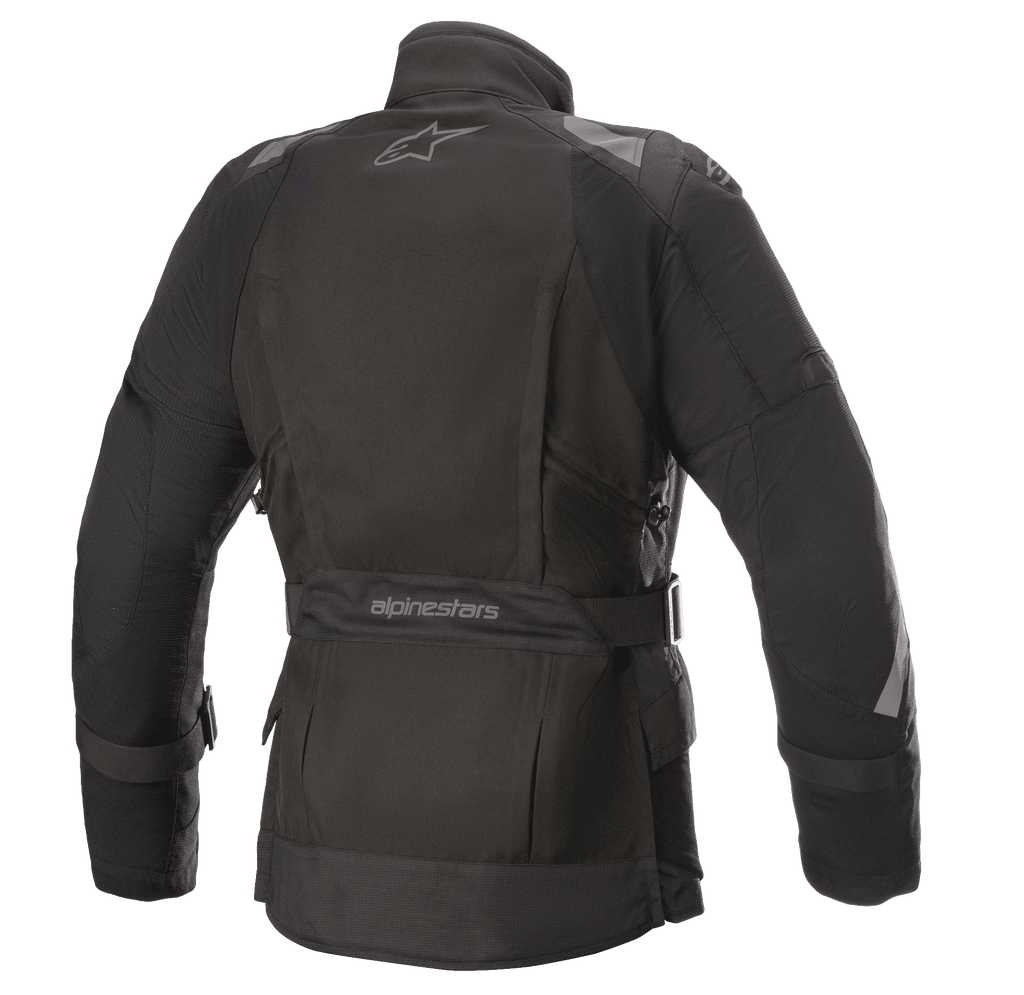 Alpinestars Stella Ketchum GORE-TEX jakke til kvinder, tekstil motorcykeljakke, sort, set bagfra med Alpinestars-logo, justerbar taljerem med branding og reflekterende skulder- og ærmepaneler for bedre synlighed for køreren.