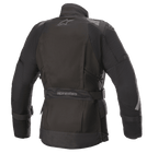 Alpinestars Stella Ketchum GORE-TEX jakke til kvinder, tekstil motorcykeljakke, sort, set bagfra med Alpinestars-logo, justerbar taljerem med branding og reflekterende skulder- og ærmepaneler for bedre synlighed for køreren.