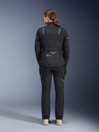 Alpinestars Dame Stella ST-7 2L GORE-TEX jakke, sort og mørkegrå, set bagfra med det sølvfarvede Alpinestars-logo på lænden, kombineret med matchende sorte tekstilbukser, adventure touring motorcykeludstyr