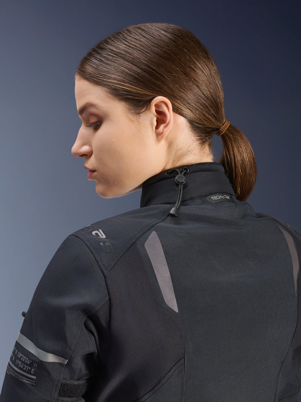 Alpinestars Stella ST-7 2L GORE-TEX jakke til damer, motorcykeljakke, sort, set fra siden bagfra, der viser justerbar halslukning med snoretræk, reflekterende detaljer på skuldrene og Tech-Air Ready-branding, funktionelt design til adventure-touring