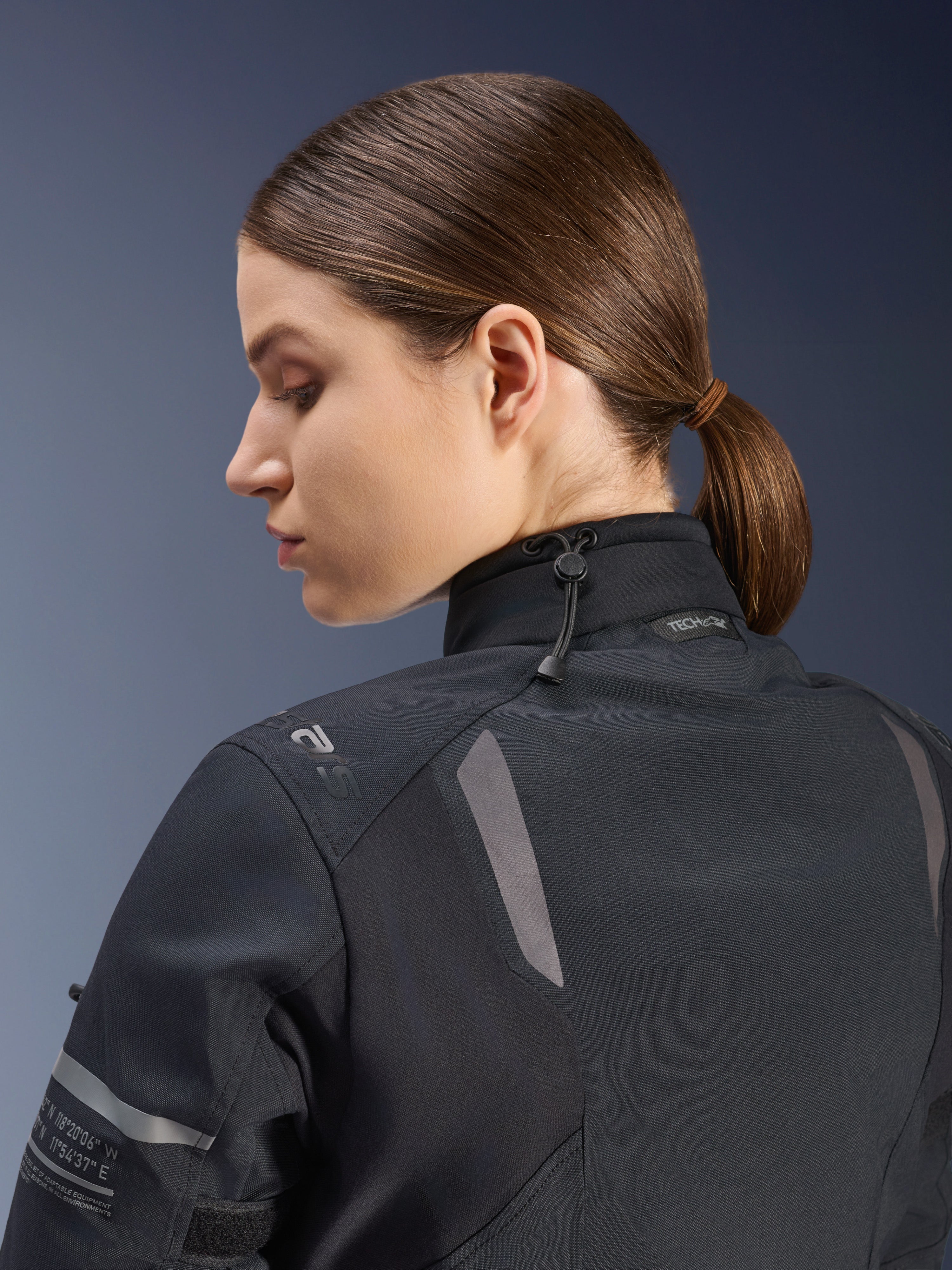 Alpinestars Stella ST-7 2L GORE-TEX jakke til damer, motorcykeljakke, sort, set fra siden bagfra, der viser justerbar halslukning med snoretræk, reflekterende detaljer på skuldrene og Tech-Air Ready-branding, funktionelt design til adventure-touring