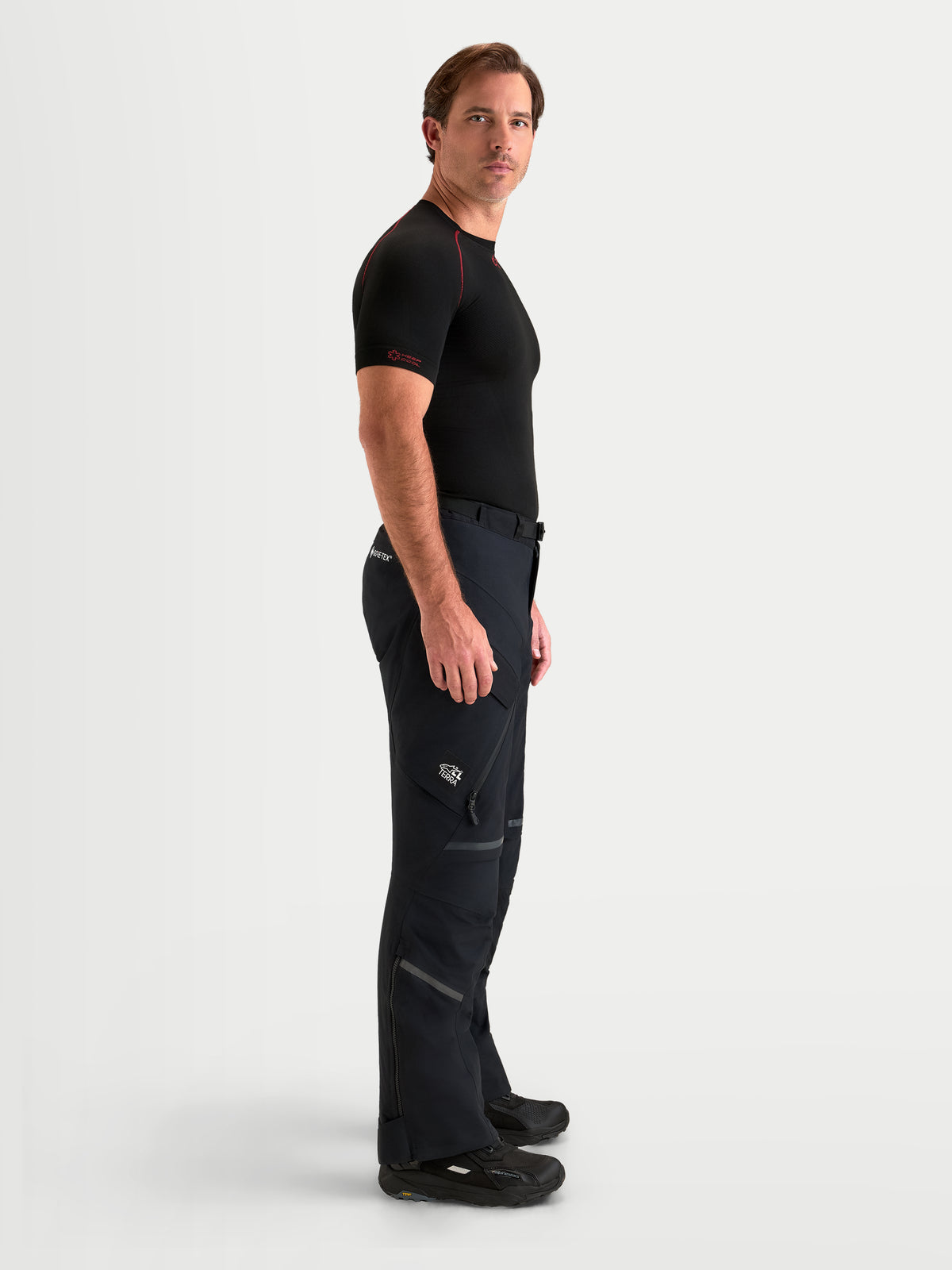 Alpinestars St 7 V 2 2 L Gore Tex bukser, herre adventure-motorcykelbukser, sort, sideprofilvisning af model iført vandtæt touring-udstyr