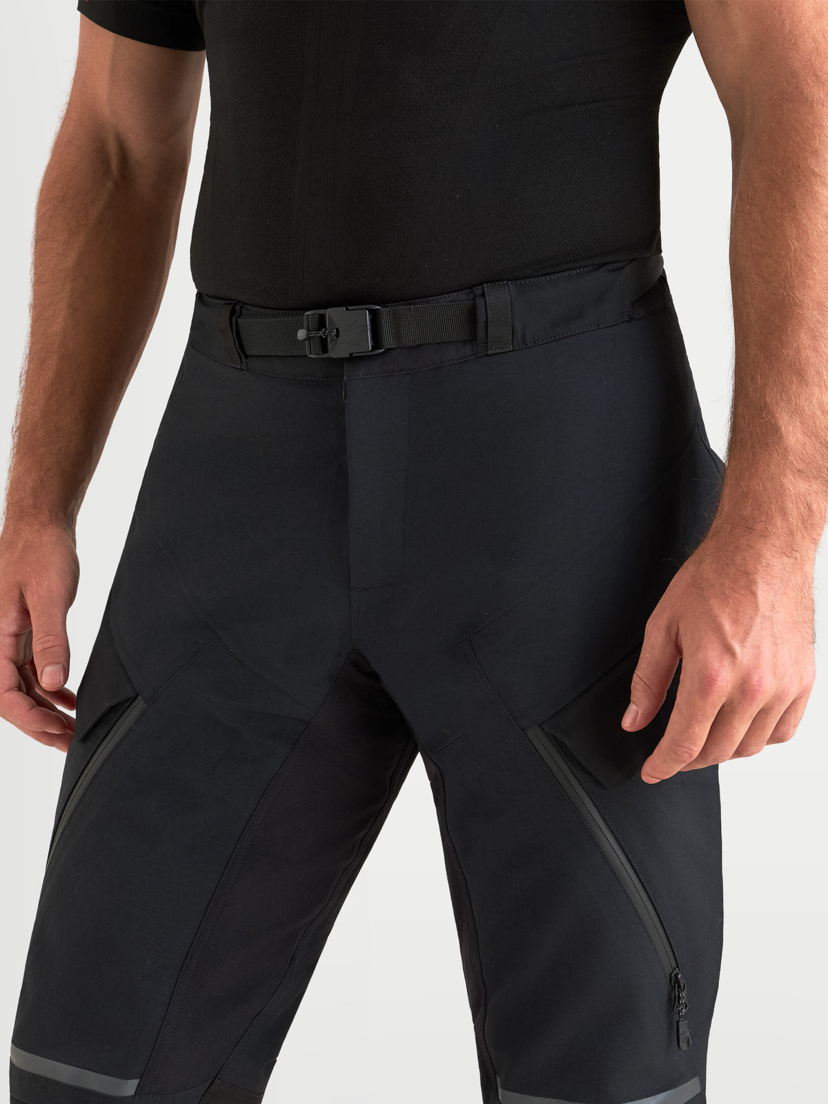 Alpinestars St-7 V2 2L Gore-Tex bukser, sorte adventure-motorcykelbukser, nærbillede af taljen og det integrerede bælte båret af mandlig model